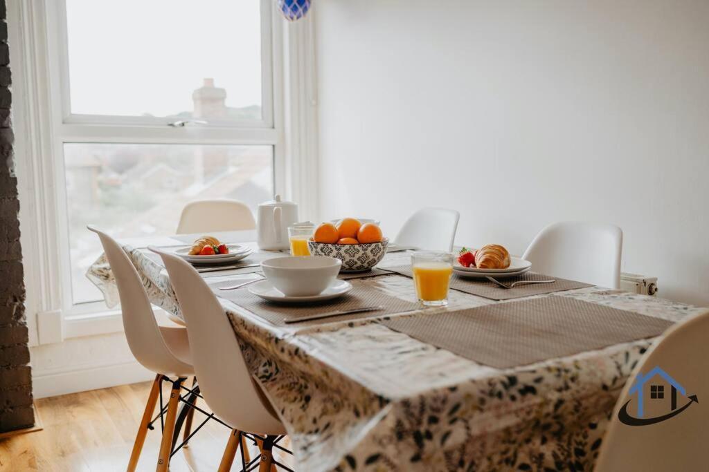 Indigo Snug - Gorgeous 2 Bed Flat In The Heart Of Кромър Екстериор снимка